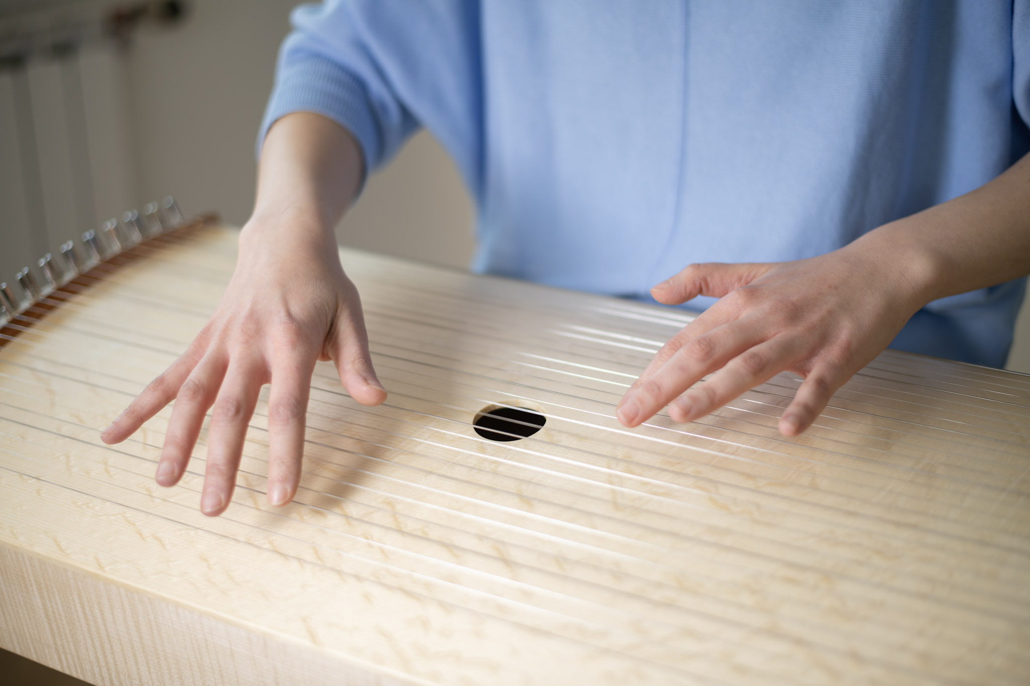 Fatma Koslik spielt ein Körpermonochord – sanfte, vibrierende Klänge für tiefe Entspannung, Klangtherapie und innere Balance.
