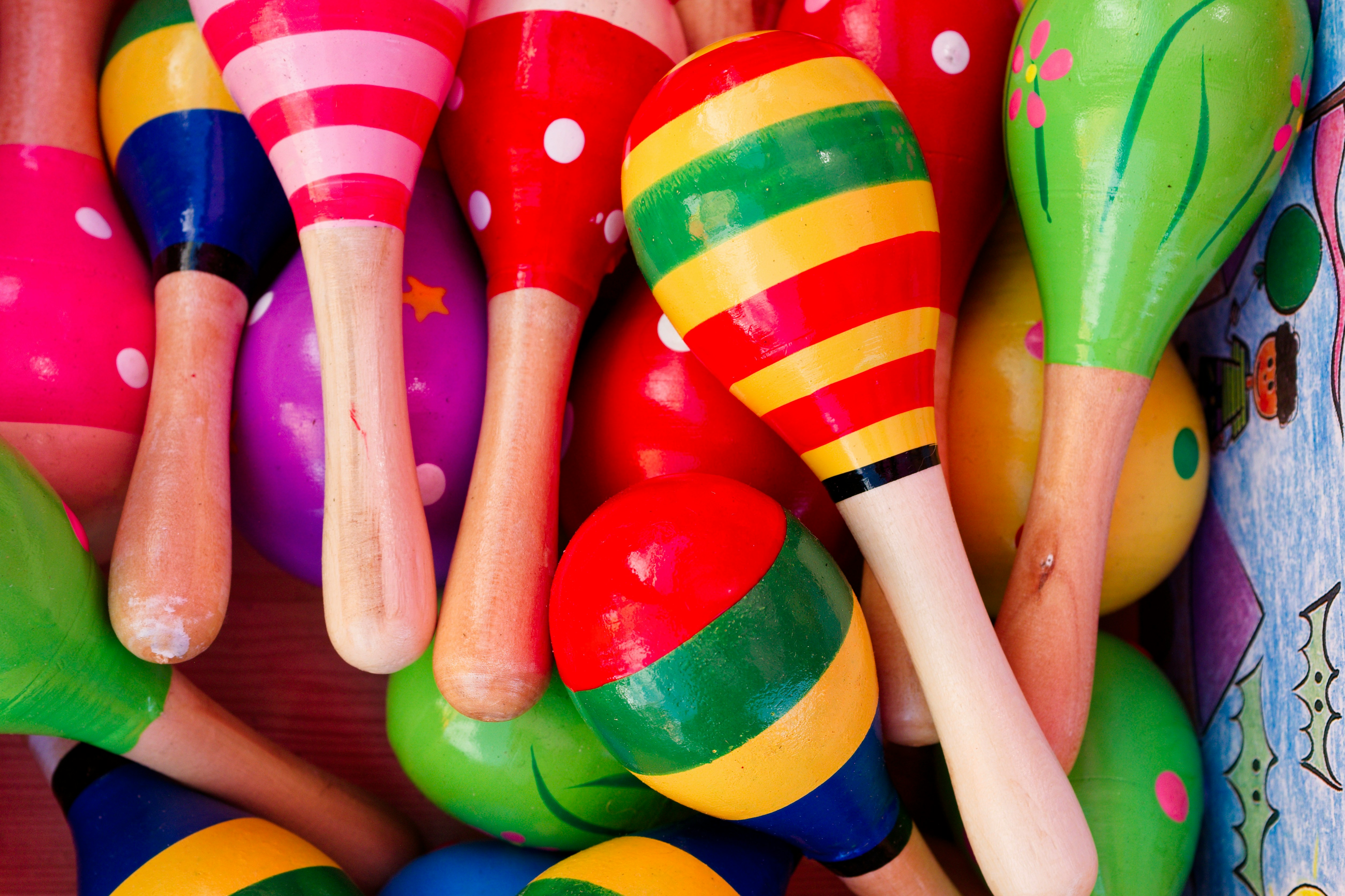 Farbenfrohe Maracas als rhythmische Begleiter für Kinder – spielerischer Einsatz von Musikinstrumenten in der Musiktherapie zur Förderung motorischer und kognitiver Fähigkeiten.