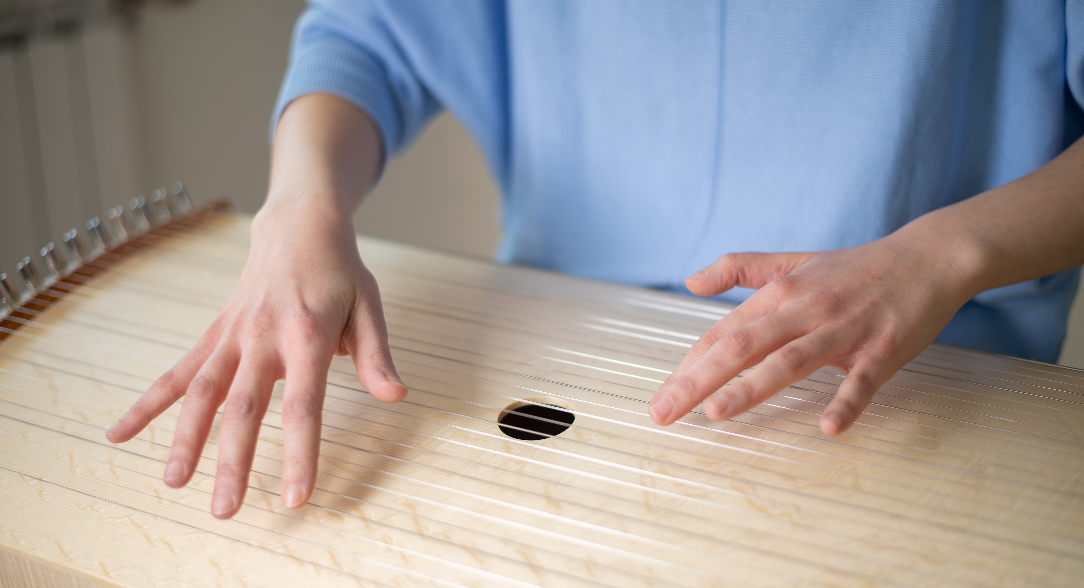 Musiktherapeutin Fatma Koslik spielt ein Körpermonochord – sanfte, harmonische Klänge für Entspannung und therapeutische Prozesse.